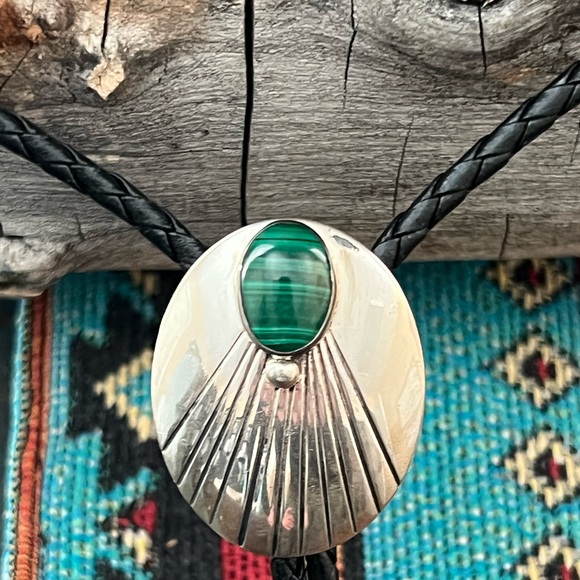 Vintage Native American Sterling Silver Malachite Bolo Tie - Picture 2 of 11